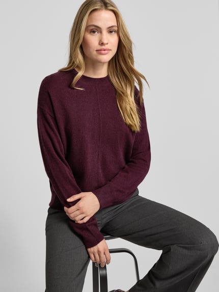 Frauenmodel trägt Relaxed Fit Strickpullover aus reinem Kaschmir Modell 'FASCONA' von BOSS in Melange-Optik, unifarben, Crew Neck, langarm, gerippte Abschlüsse, Ganzkörperansicht von vorne.