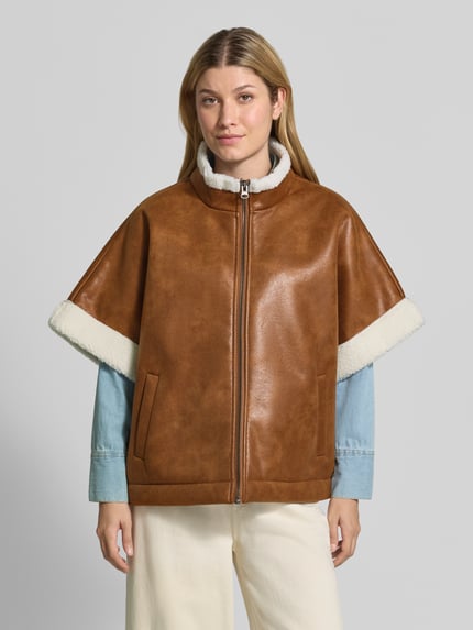Vrouwenmodel draagt Jacke in Leder-Optik met Stehkragen en 1/2-Arm van LOLLYS LAUNDRY, bruin, met Teddybont, regular fit, ritssluiting, Steekzakken, Ganzkörperansicht van voren