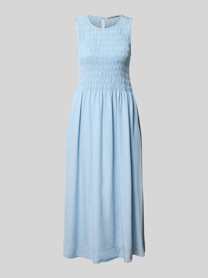 Produktfoto, Midikleid mit Smok-Details und Rundhalsausschnitt von Smith and Soul, hellblau, reines Lyocell, taillierter Schnitt, glatte Textur.