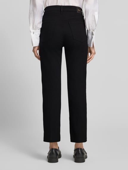 Frauenmodel trägt schwarze Straight Fit Jeans aus reiner Baumwolle Modell 'STYLE.MAY S' von Brax, Damen Straight Fit Jeans, Ganzkörperansicht Rückansicht.