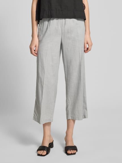 Frauenmodel trägt Culotte mit französischen Eingrifftaschen Modell 'Linn' von Angels in Grau, Reine Baumwolle, Loose-Fit, Elastischer Bund, Ganzkörperansicht von vorne.