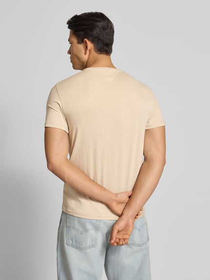 Männermodel draagt Regular Fit T-shirt uit katoenmix van Tommy Jeans, look: effen, korte mouw, ronde hals, applicatie gestikt logo, jersey materiaal, Ganzkörperansicht Rückansicht.
