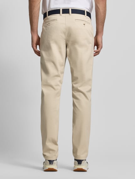 Männermodel trägt Stoffhose mit französischen Eingrifftaschen von MCNEAL, Baumwoll-Elasthan-Mix, Unifarbenes-Design, Gerader-Schnitt, Ganzkörperansicht Rückansicht.
