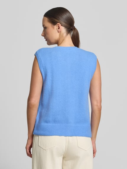 Frauenmodel trägt Strickweste mit Alpaka-Anteil von Milano Italy, elastyczna mieszanka materiałów, dopasowany krój, prążkowane wykończenia, długość tyłu w rozmiarze S: 57 cm, Ganzkörperansicht Rückansicht