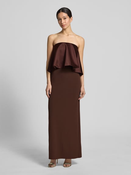 Frauenmodel trägt Slim Fit Maxikleid mit Satin-Besatz von Rinascimento in Braun, schulterfrei, glatte Textur, Ganzkörperansicht von vorne.