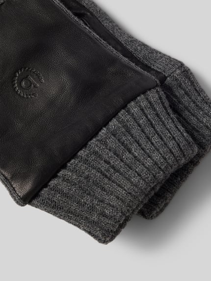 Produktfoto, Heren handschoenen uit echt leer van bugatti, zwart leer met grijze elastische boordjes, Labeldetail, detailopname