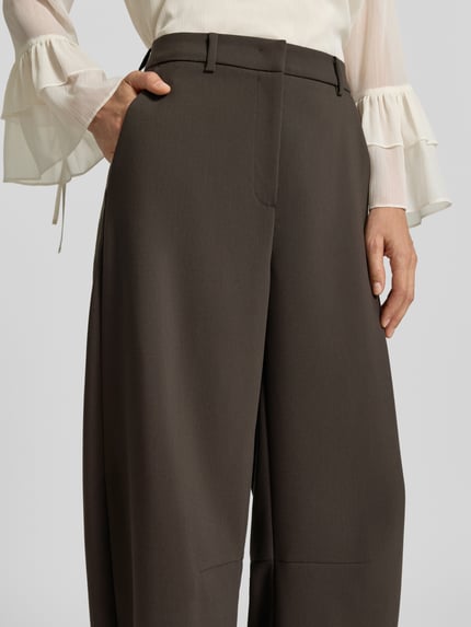 Vrouwenmodel draagt Barrel Leg broek met viscose van CAMBIO, effen kleuren, barrel fit, labelapplicatie, riemlussen, knoop- en ritssluiting, klepzakken, webware, Materiaal: met viscose, close-up bovenlichaam.