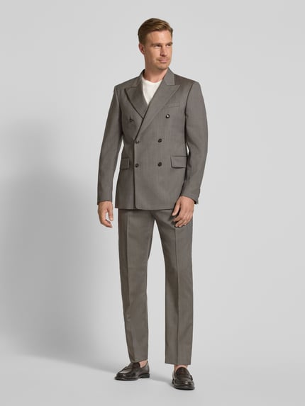 Männermodel trägt Sakko aus wol met labelpatch en strookzakken van Tiger of Sweden, regular fit, reverskraag, met dubbele rij knopen, paspelzak op de borst, zijstrookzakken, ruglengte maat 50 78 cm, schouderbreedte 50 cm, mouwlengte 68 cm, grijs, rechte vormen, gladde textuur, geheel lichaamsaanzicht van voren