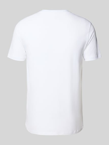 Produktfoto, weißes T-Shirt mit V-Ausschnitt Modell 'Daily Comfort' von FALKE, glatte Baumwoll-Stretch-Oberfläche, gerade Form, Rückansicht
