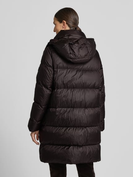 Männermodel trägt Relaxed Fit Mantel in Stepp-Optik von Luisa Cerano, kolor ciemny brąz, kaptur ze stójką, wpuszczane kieszenie, długość tyłu w rozmiarze 36: 95 cm, szerokość ramion w rozmiarze 36: 42 cm, szerokość klatki piersiowej w rozmiarze 36: 55 cm, długość rękawów w rozmiarze 36: 52 cm, pikowana tekstura, widok całej sylwetki z tyłu