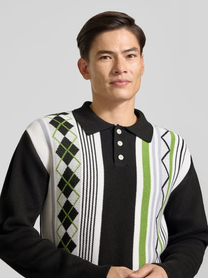 Männermodel trägt Regular Fit Langarm-Poloshirt Modell 'TULLA' von Edwin im Allover-Look, Baumwoll-Mix, Nahaufnahme Oberkörper.