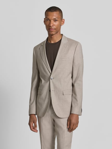 Männermodel trägt Super Slim Fit Sakko aus Viskose-Schurwoll-Mix Modell 'ARTI253X' von HUGO in Beige, Ganzkörperansicht von vorne. Herren Sakko von HUGO