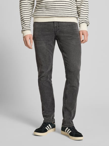 Męski model nosi Slim Fit Jeans aus Baumwoll-Mix Modell 'LOOM' od Only & Sons, ciemnoszary denim, krój slim fit, 5 kieszeni, widok z przodu, zdjęcie całej sylwetki.