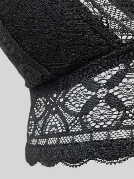 Produktfoto, BH mit Spitzendetails von Jake*s Casual in Schwarz mit filigraner Spitze und feiner Musterstruktur vor grauem Hintergrund
