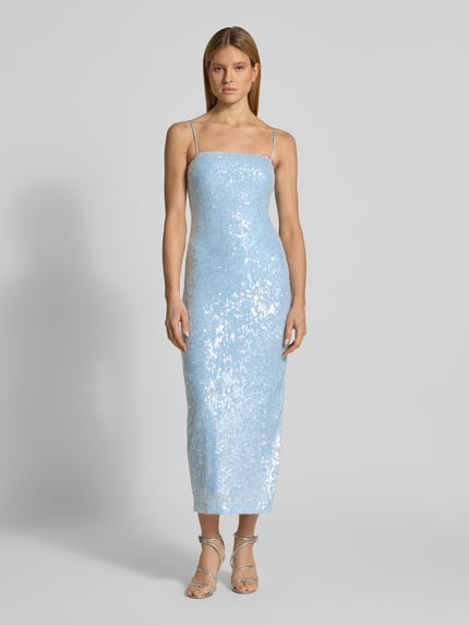 Frauenmodel trägt Cocktailkleid mit Paillettenbesatz und Spaghettiträgern von Jake*s Cocktail in Hellblau, körpernaher Schnitt, Stretch-Material, Maxilänge, Karree-Ausschnitt, tiefer Rückenausschnitt, Ganzkörperansicht von vorne.