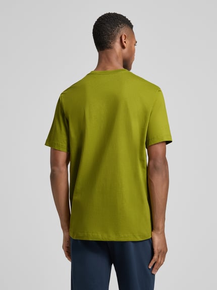 Männermodel trägt Relaxed Fit T-Shirt mit Rundhalsausschnitt von Schiesser, Herren T-Shirt aus Reine Baumwolle, Kurzärmelig, Rückenlänge 69 cm, Ganzkörperansicht Rückansicht.
