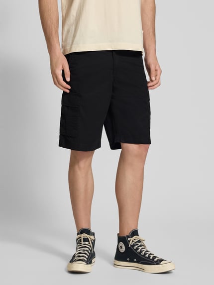 Männermodel trägt Shorts mit Cargotaschen Modell 'COLE MATTY' von Jack & Jones aus Reine Baumwolle, Regular-Fit, Ganzkörperansicht von vorne