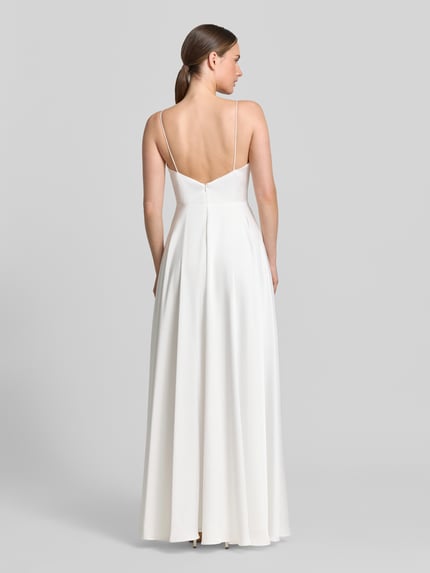 Frauenmodel trägt Abendkleid mit V-Ausschnitt und Spaghettiträgern von Laona, Satin Maxikleid, A-Linie, Rückansicht, Ganzkörperansicht.