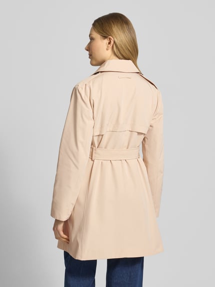 Vrouwenmodel draagt Regular Fit trenchcoat met katoen van model 'ARIS' van MAX&Co., effen look, platte kraag, dubbele knoopsluiting, gun flap, lange mouw, zij-steekzakken. Ganzkörperansicht Rückansicht.