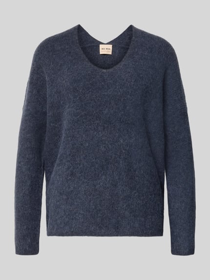 Produktfoto, granatowy sweter z dzianiny z mieszanki wełny i alpaki, krój regular fit, dekolt w serek, Model 'THORA' od MOS MOSH, Długość tyłu w rozmiarze S: 82 cm, Długość rękawów w rozmiarze S: 46 cm, miękka tekstura