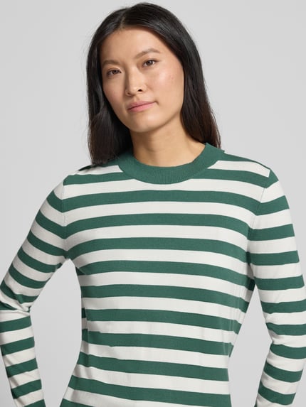 Frauenmodel trägt Strickpullover mit Rundhalsausschnitt von Christian Berg Woman mit grünen und weißen Streifen, Viskose-Mix, Nahaufnahme Oberkörper.
