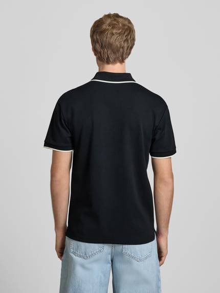 Männermodel trägt Regular Fit Poloshirt aus Baumwoll-Mix Modell 'TOMON' von Only & Sons, unifarben, Rückansicht, Ganzkörperansicht.