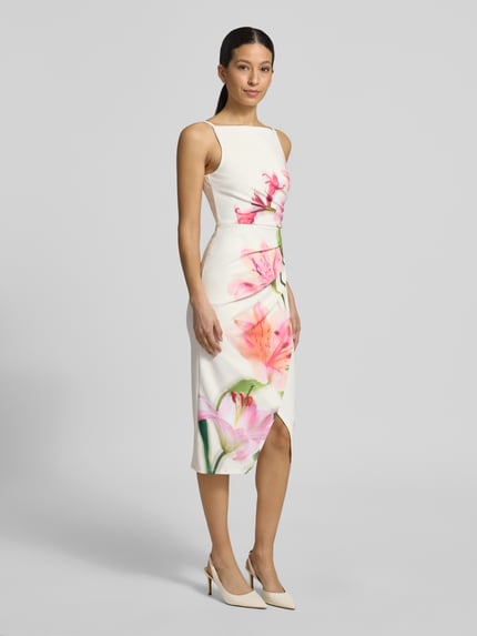 Frauenmodel trägt Cocktailkleid mit Raffungen und Gehschlitz von Lipsy, Material-Mix mit Stretch-Anteil, Figurbetont, Midikleid, Ganzkörperansicht von vorne.