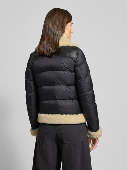 Vrouwenmodel draagt Regular fit jack van echt leer Model 'Candor' van Blauer VS, zwarte kleur, stikpatroon, imitatiebont, Ganzkörperansicht Rückansicht.