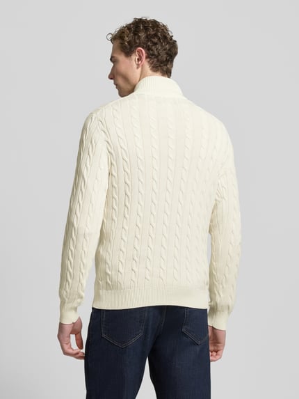 Männermodel trägt Strickpullover mit gerippten Abschlüssen von Gant aus reiner Baumwolle im Slim-Fit mit Stehkragen, Rückenlänge 68 cm, Ganzkörperansicht Rückansicht.