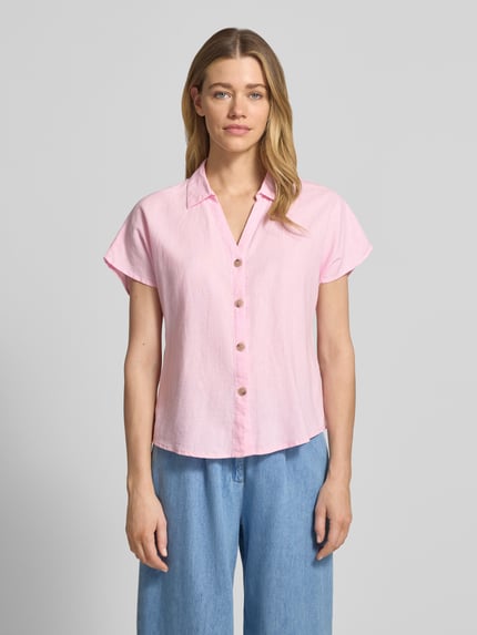 Modelka nosi Regular Fit Hemdbluse aus Leinen-Mix Modell 'Falakka' od B.Young, jasnoróżowy kolor, krój regular fit, krótki rękaw, kołnierzyk koszulowy, zapięcie na guziki, lekka struktura, długość tyłu w rozmiarze 36: 60 cm, przód w całości, zdjęcie całej sylwetki z przodu.