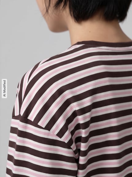 Frauenmodel trägt Boxy Fit Langarmshirt aus reiner Baumwolle Modell 'SOPH' von ONLY, braun-rosa-weiß gestreift, Nahaufnahme Schulter, Damen Langarmshirt von ONLY, KI-modifiziertes Bild.