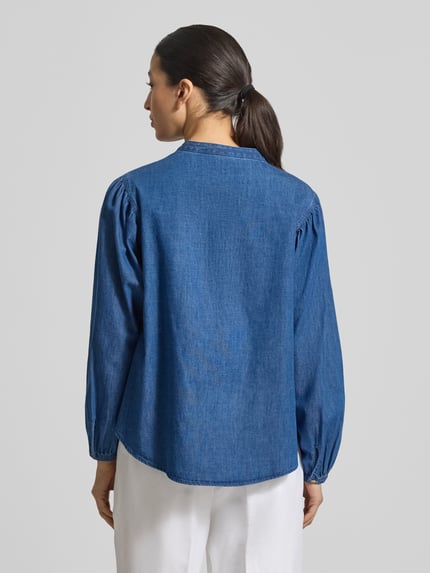 Vrouwenmodel draagt Regular fit blouse in denimlook model 'Valeria' van BRAX, puur katoen, ronde hals, knoopsluiting, ruglengte 67 cm, mouwlengte 60 cm, donkerblauw met witte broek, geheellichaamsaanzicht rugzijde.