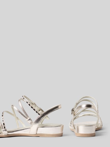 Produktfoto, Sandalen mit Strasssteinbesatz von Tamaris in Optik: Unifarben, Schuhspitze: Abgerundet, Absatzform: Flach, Applikation: Label-Prägung, Details: Strasssteinbesatz, Verschluss: Dornschließe, Sohle: Strukturiert, in hellen Metallic-Tönen auf glattem Untergrund vor neutralem Hintergrund.