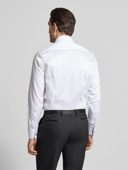 Männermodel trägt weißes Slim Fit Business-Hemd aus Baumwolle mit Kentkragen von Seidensticker, verdeckte Knopfleiste, Rückenlänge 77 cm, Schulterbreite 42 cm, Ärmellänge 66 cm, Ganzkörperansicht Rückansicht.