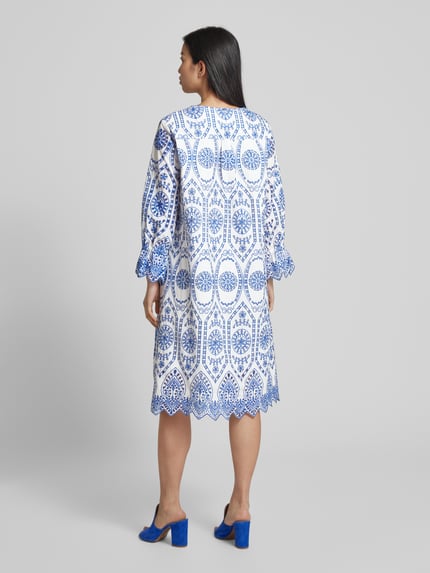 White Label Knielanges Kleid mit Lochstickerei Marine 5