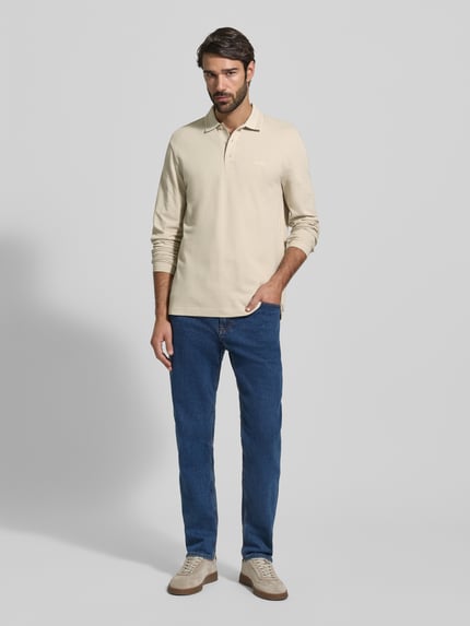 Mannelijk model draagt Regular Fit Poloshirt uit pure katoen model 'PLISY' van BOSS Green, beige, piqué structuur, voorkant hele lichaamsopname.