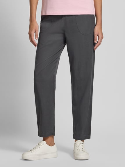 Frauenmodel trägt Hose mit elastischem Bund von Jake*s Casual in Dunkelgrau, Baumwoll-Mix, Regular Fit, sichtbare Eingrifftaschen, Nahaufnahme Oberkörper.