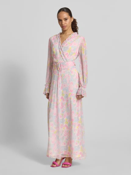 Frauenmodel trägt Damen Maxikleid aus Chiffon in Pastellfarben mit Gürtel und Rüschen, Modell 'EMMA' von Vila, A-Linie, Ganzkörperansicht von vorne. Rückenlänge bei Größe 36: 140 cm, Brustweite 43 cm, Ärmellänge 64 cm, V-Ausschnitt, elastische Ärmelabschlüsse, seitlicher Nahtreißverschluss.