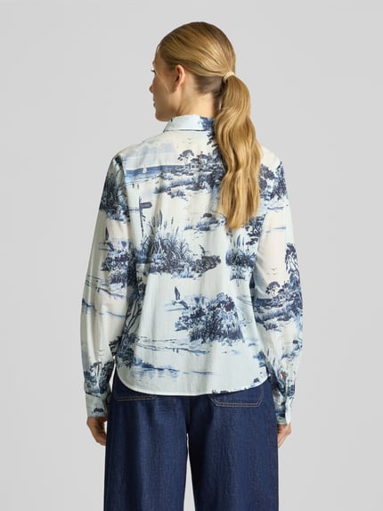 Vrouwenmodel draagt Slim Fit Bluse im Allover-Look Modell 'Hamptons Landschaft' van monari, lichte kleuren, katoen, rugaanzicht, damesblouse.