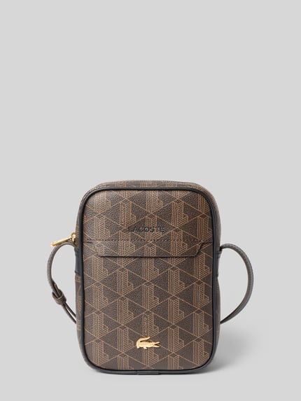 Produktfoto, braune Umhängetasche mit Logo-Print Modell 'Blend Vertical Camera Bag' von Lacoste, strukturierte Oberfläche, Herren Umhängetasche