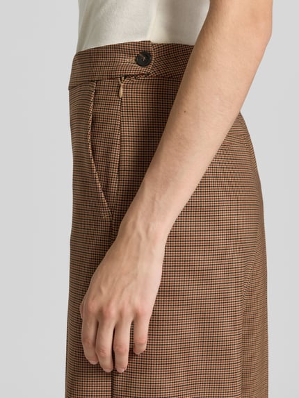Frauenmodel trägt Relaxed Fit Stoffhose mit Schurwoll-Anteil Modell 'GHINEA' von Marella, kleinkariertes Muster in Braun und Beige, elastischer Material-Mix mit Bundfalten und Eingriffstasche, Nahaufnahme Oberkörper, Kontext: Damen Stoffhose von Marella, Bundweite 40 cm, Innenbeinlänge 93 cm.