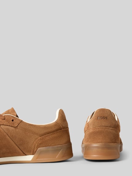 Produktfoto, Low Top Sneaker aus echtem Rindsleder Modell 'BRENTA_TENN_FULLSD' von BOSS in Veloursleder, unifarben braun, strukturierte Sohle.
