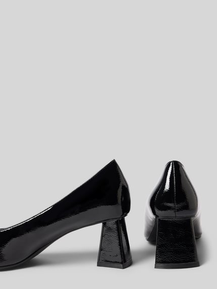 Produktfoto, Pumps in glänzender Optik von BIANCO, schwarze Farbe, spitze Form, glatte Sohle, Blockabsatz, Detailaufnahme, Damenmodell, Absatzhöhe 6 cm, Schafthöhe 8 cm, Schaftweite 19 cm