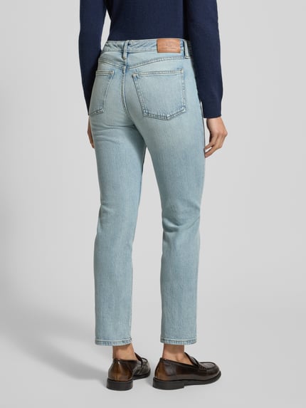 Vrouwenmodel draagt Lauren Ralph Lauren Jeans met 5-pocket-design, rechte snit, lichtblauwe denim, katoenen-elastaanmix, volledige rugaanzicht.