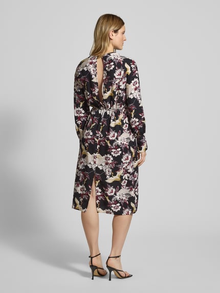 Modelka kobieca ma na sobie Midikleid mit Rundhalsausschnitt Modell 'Orelia' od GUIDO MARIA KRETSCHMER WOMAN, ciemny nadruk kwiatowy, tekstura miękka, długość midi, widok całej sylwetki od tyłu.