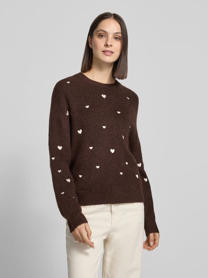 Frauenmodel trägt Strickpullover mit Stitchings und Rundhalsausschnitt von Apricot, Material-Mix mit Woll-Anteil, Regular Fit, Ganzkörperansicht von vorne.
