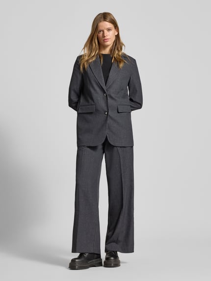 Frauenmodel trägt Relaxed Fit Longblazer mit Nadelstreifen Modell 'PRISCILA' von Pepe Jeans, Optik:Allover-Muster, Ganzkörperansicht von vorne.