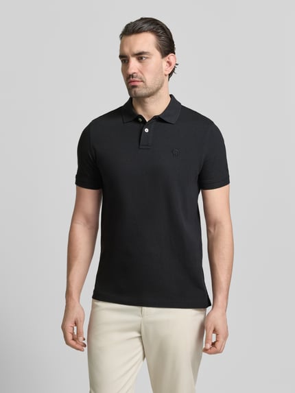 Męski model nosi Slim Fit Poloshirt mit Logo-Stitching von MCNEAL, czysta bawełna, krój slim fit, czarny, polokontrast, całkowity widok z przodu.