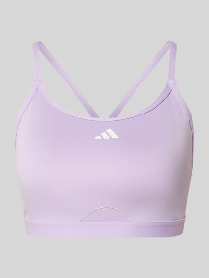Produktfoto, BH met labelprint van adidas Sportswear in lichtpaars materiaal, nauwsluitend model, ronde hals, elastische band, met stretch.