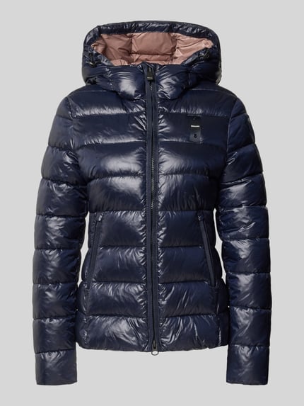 Produktfoto, dunkelblaue Jacke in Stepp-Optik Modell 'CAROLL' von Blauer USA mit Kapuze, Zweiwege-Reißverschluss und Logo-Detail, Damenmode